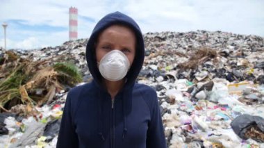 Çevre Kirliliği Hakkında Üzüntü Atık Alanı Maskeli Kadın