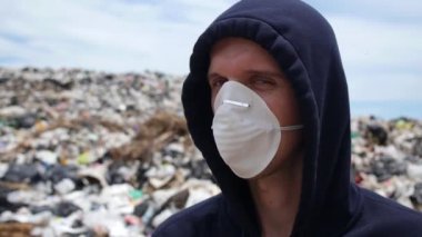 Çevre Kirliliği Hakkında Çöp Dökümündeki Ciddi Maskeli Adam