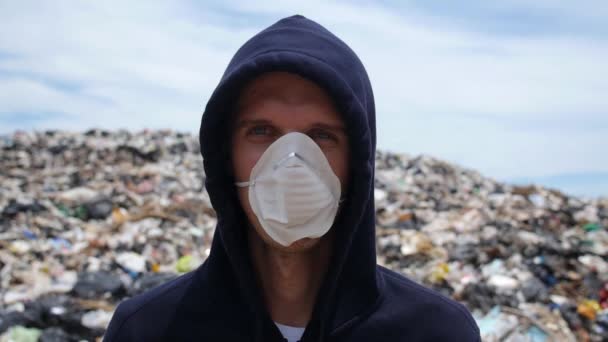 蒙面男子在垃圾填埋场的相机里看。 污染 — 图库视频影像