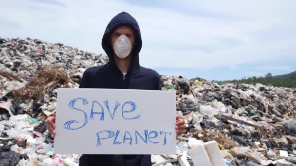 Problemy środowiskowe - Człowiek na wysypisku z Save Planet slogan — Wideo stockowe