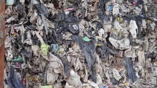 Nahaufnahme Müll auf einer Mülldeponie. Umweltverschmutzung — Stockvideo