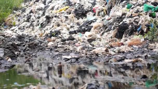 Déchets sur le site d'enfouissement Rivière polluante et environnement endommagé 