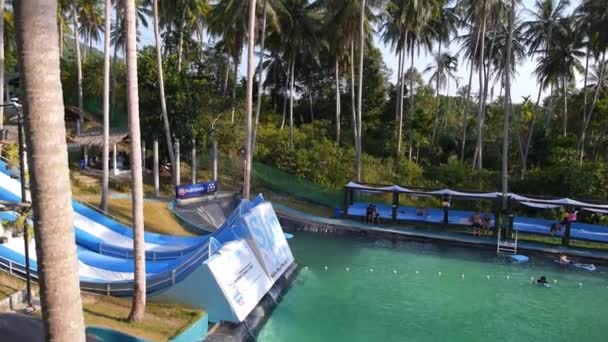 Extreme Unterhaltung - verrückter Sprung in die Wasserrutsche. Zeitlupe. — Stockvideo