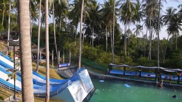 Vrouw glijdt in Extreme Water Slide op zomervakantie. Langzame beweging. — Stockvideo