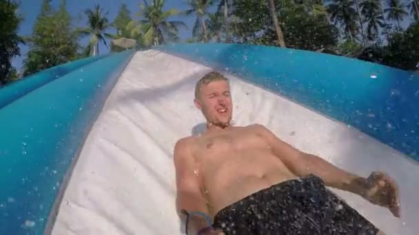 Man glijdt in Extreme Water Slide in Water Park. Langzame beweging. — Stockvideo