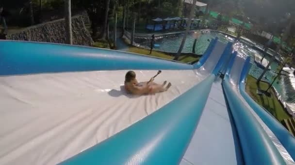 Meisje glijdt in Extreme Water Park in de zomer. Langzame beweging. — Stockvideo