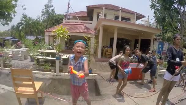 Thaise Aziatische kinderen vieren Songkran met Water Guns. — Stockvideo