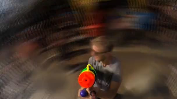 Hombre con pistola de agua disparando en el Festival de Songkran. Juego turístico Lucha contra el agua — Vídeo de stock