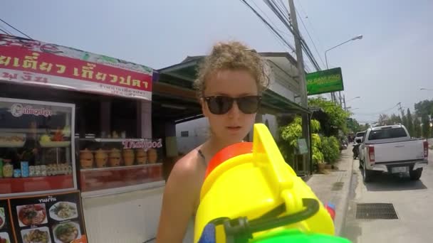 Shooting with Water Gun at Girl on Songkran Festival (en inglés). Vídeo divertido de cámara lenta — Vídeos de Stock