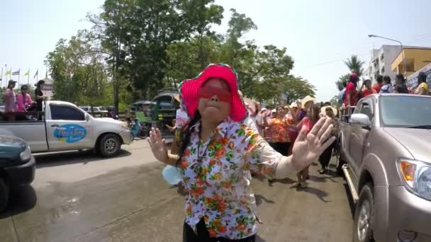 Festival di Songkran, Thai Woman Dancing on Street Parade. Rallentatore . — Video Stock