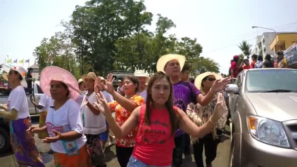 Фестиваль сонґкрен у Таїланді - танцювальні азіатські жінки парад — стокове відео