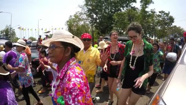 Songkran Festival, Thaise mensen wandelen op straat vieren Nieuwjaar. — Stockvideo