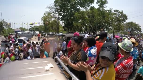 Gente celebrando el Festival de Songkran en la calle. Año nuevo tailandés tradicional — Vídeos de Stock