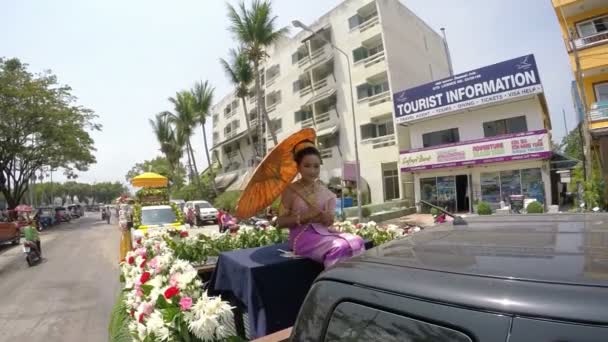 Thai asiatico bellezza ragazza su songkran festival parata — Video Stock