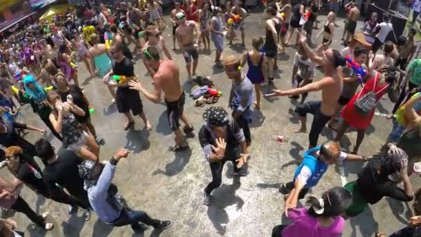 Tłumy ludzi świętujących festiwal Songkran na drodze — Wideo stockowe