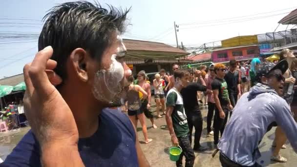 Folle di persone che ballano durante il festival di Capodanno di Songkran in strada — Video Stock