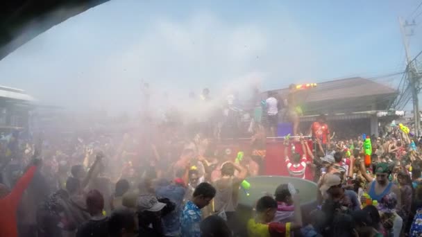 Bláznivý večírek vodní boj během slavnosti Songkran — Stock video