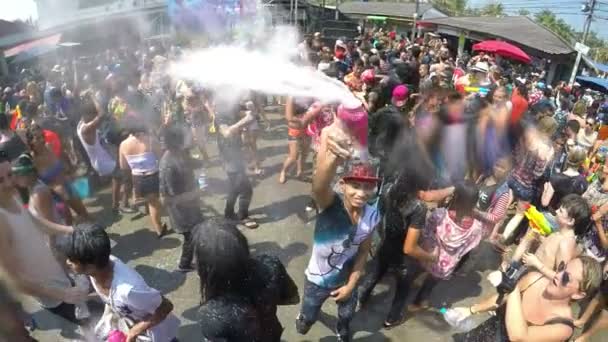 Multidão de Jovens Celebra Dança do Festival de Songkran com Talco — Vídeo de Stock