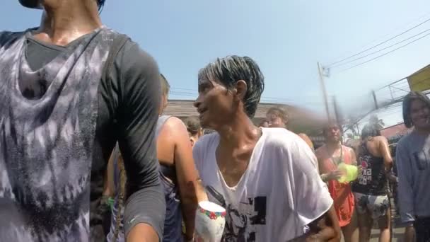 Multitud de jóvenes celebrando el tradicional Festival de Año Nuevo de Songkran — Vídeos de Stock