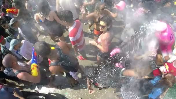 Сумасшедшая молодежь празднует День Сонгкрана водными боями и тальком — стоковое видео