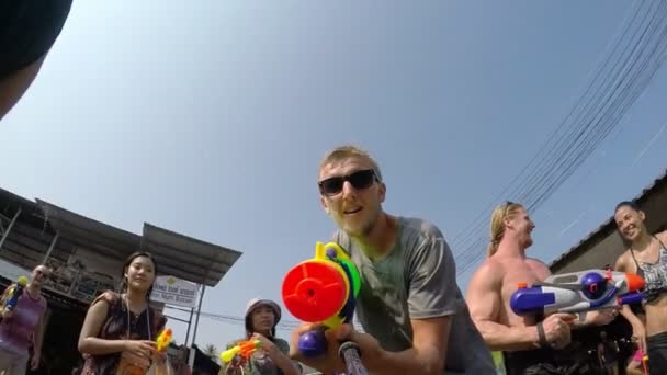 Crazy Man Shooter célèbre Songkran sur Street Party et Water Fights . — Video