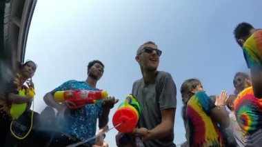 Sulu Adam Hustle Kalabalığı 'ndaki Songkran Festivali' nde Halkı Vuruyor