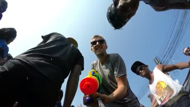 Мбаппе устроил веселую стрельбу в толпе на фестивале Сонгкран . — стоковое видео