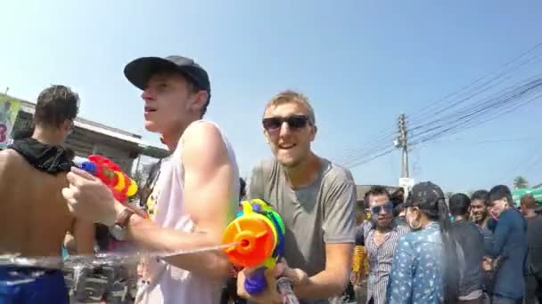 Man schieten met waterpistool op Songkran Festival op Crowdy Street. — Stockvideo