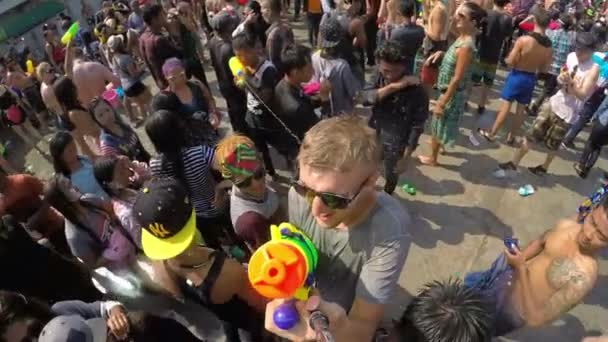 Tradiční národní událost v Thajsku - Songkran Celebration. Pomalý pohyb. — Stock video