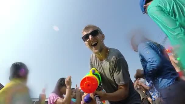 Pazzo maschio shooter avendo divertente a festa su felice Songkran giorno — Video Stock