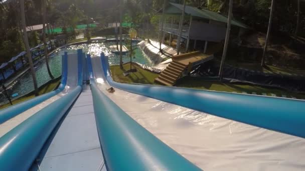 Turisták szórakozás a vízi csúszda Waterpark naplementekor. — Stock videók