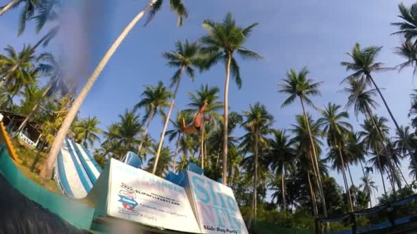 Falha engraçada de mulher de salto extremo sem sutiã na piscina. Movimento lento . — Vídeo de Stock