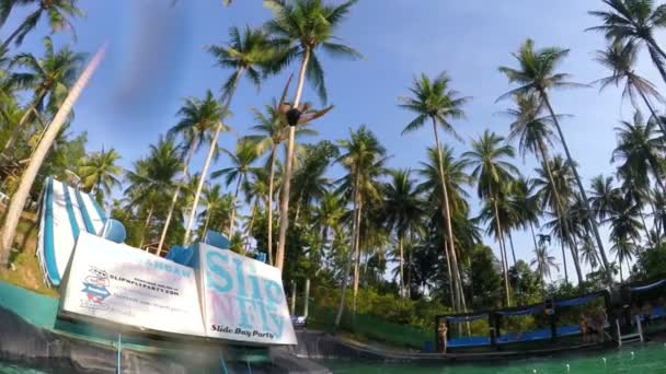 Man die vliegt in Extreme Waterglijbanen in Water Park. Langzame beweging. — Stockvideo