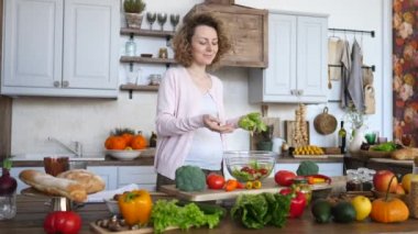 Sağlıklı Yemek Pişiren Hamile Genç Kadın Sebze Salatası. Diyet ve Diyet Konsepti. Sağlıklı yaşam tarzı. Evde Pişirme.
