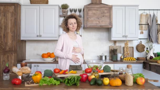 Feliz mujer embarazada en la cocina . — Vídeo de stock