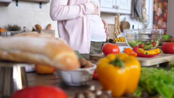 Υγιεινή διατροφή και εγκυμοσύνη έννοια. Έγκυος γυναικεία σαλάτα μαγειρικής. — Αρχείο Βίντεο
