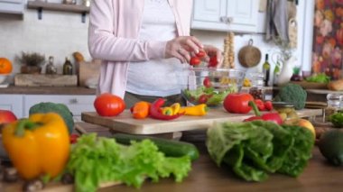 Hamile kadın vegan salatası yapıyor. Sağlıklı Yeme ve Hamilelik Konsepti.