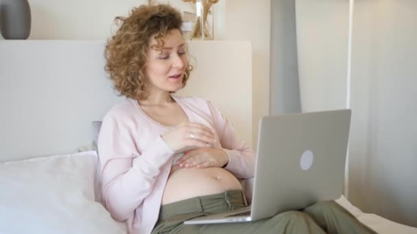 기술, 사람, 임신, 비디오 콘퍼런스 컨셉입니다. 비디오 통화를 하는 임산부. — 비디오