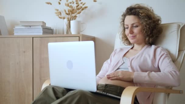 Ciąża, ludzie i koncepcja technologii. Kobieta w ciąży pracuje na laptopie. — Wideo stockowe