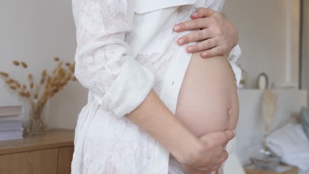 Graviditet och moderskap koncept. Belly av en gravid kvinna. — Stockvideo