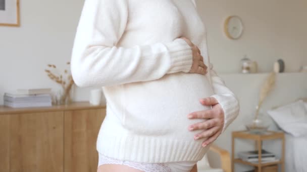Terhes nő tartja a hasát — Stock videók