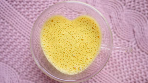 Golden Latte In Heart-Shaped Glass Cup. Closeup. — Stock video