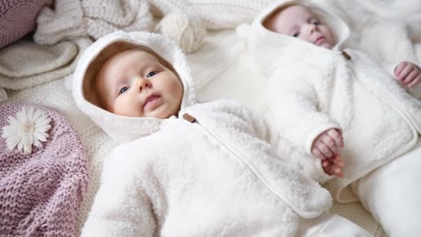 Mignon bébé filles couché ensemble et tenant les mains . — Video