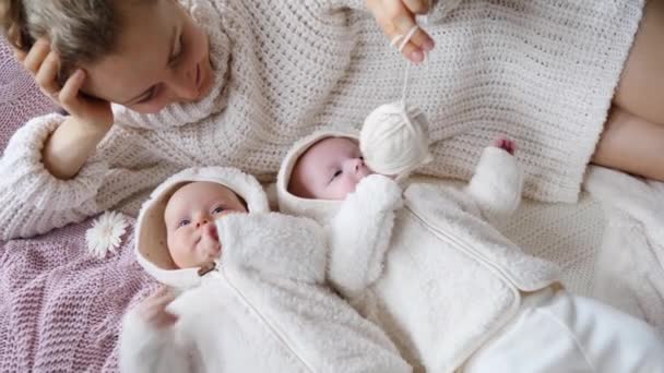 Maternidade, paternidade, maternidade e conceito de família feliz. Mãe com seus bebês gêmeos . — Vídeo de Stock
