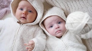 İki İkiz Bebek, Dört Aylık Kız Yatakta Örgü Örgü Örüyor.
