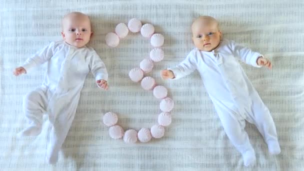 Top pohled na tři měsíce staré dvojčata dívek. — Stock video