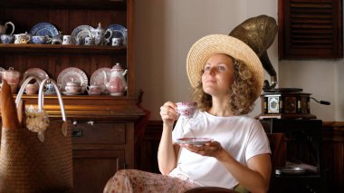 Yazın Vintage Cafe 'de Çay ve Kahve İçen Kadın