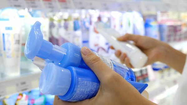 Cilt Bakımı Dükkanında Kozmetik Mallarıyla Kadın Ellerinin Kapanışı