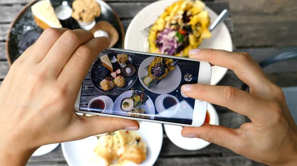 Vrouw handen nemen van foto's van diner eten door smartphone — Stockfoto