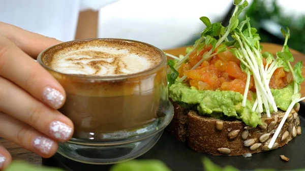 Gezond ontbijt met koffie en Avocado Toast Closeup — Stockfoto